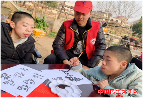 Beat365唯一官方网站雷锋社：陪伴脑瘫兄弟迎新年