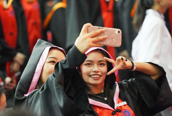 1561192812290006162.jpg D:UsersDesktop\u65b0建文件夹?9毕业典礼修图DSC09702花絮.jpg