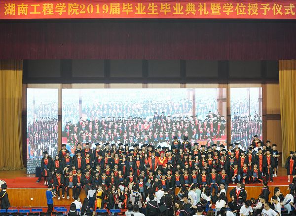 1561192827157009651.jpg D:UsersDesktop\u65b0建文件夹?9毕业典礼修图DSC09792全景.jpg