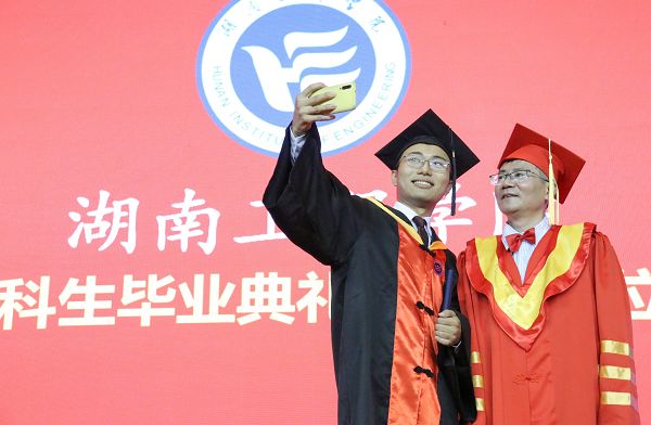 1561196128613046781.jpg D:UsersDesktop\u65b0建文件夹?9毕业典礼修图IMG_003.jpg