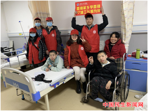 Beat365唯一官方网站雷锋社：陪伴脑瘫兄弟迎新年