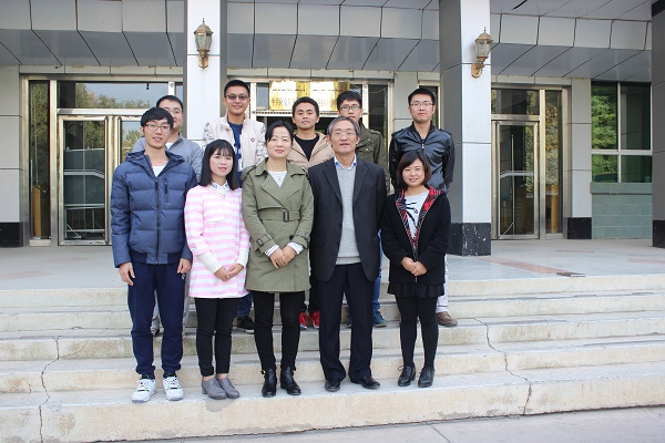 1478067901274008243.jpg 2与毕业生合影.jpg