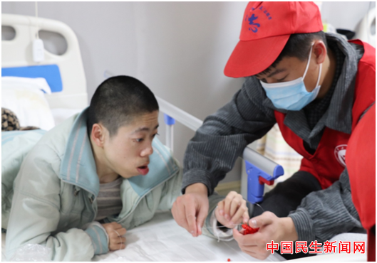 Beat365唯一官方网站雷锋社：陪伴脑瘫兄弟迎新年