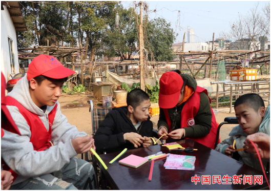 Beat365唯一官方网站雷锋社：陪伴脑瘫兄弟迎新年