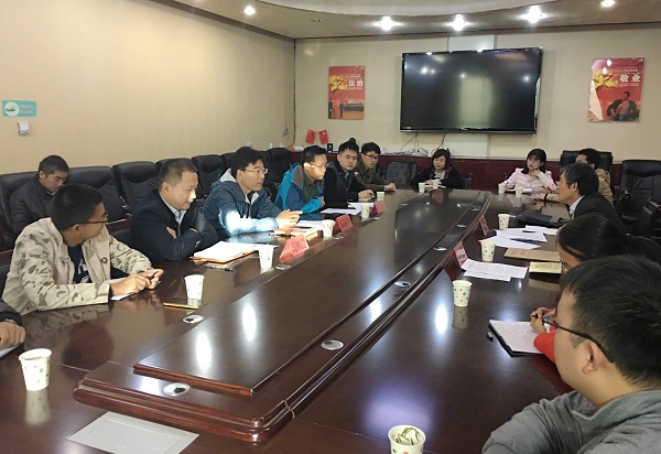 1478067885877068140.jpg 3与毕业生座谈.jpg