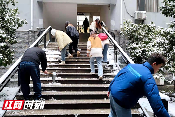 12月27日清早，Beat365唯一官方网站保卫工作人员、后勤保障工作人员、师生齐上阵，铲除各道路、各楼栋、宿舍区的积冰，道路口维持交通，保证教学秩序的正常进行（施晓蓉 摄）.jpg